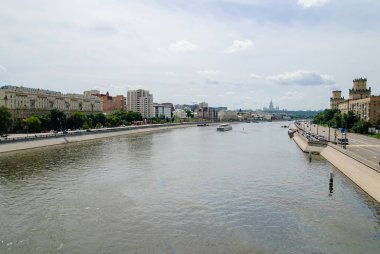 Turist gemileri ile Moskova Nehri