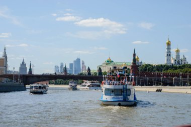 Turist gemileri ile Moskova Nehri