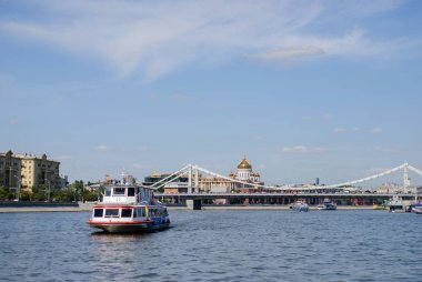 Turist gemileri ile Moskova Nehri