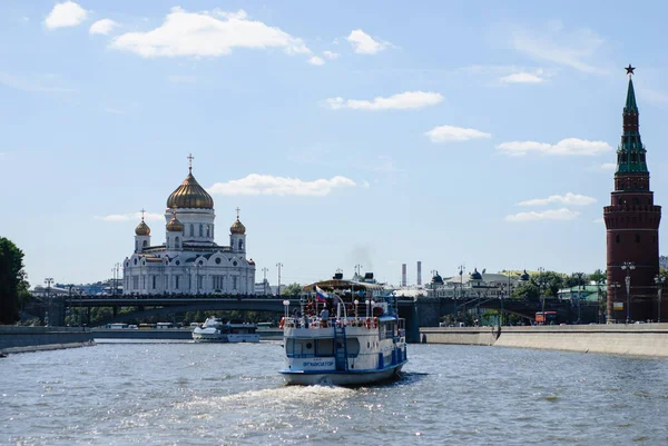 Turist gemileri ile Moskova Nehri — Stok fotoğraf