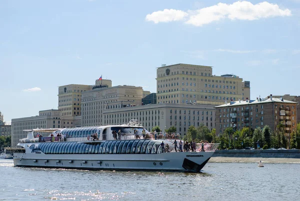 Río Moscú con barco turístico — Foto de Stock