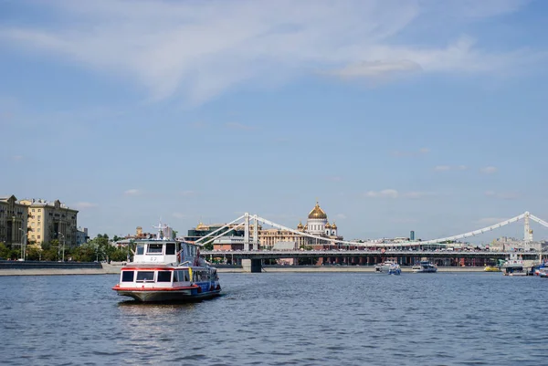 Río Moscú con barcos turísticos —  Fotos de Stock