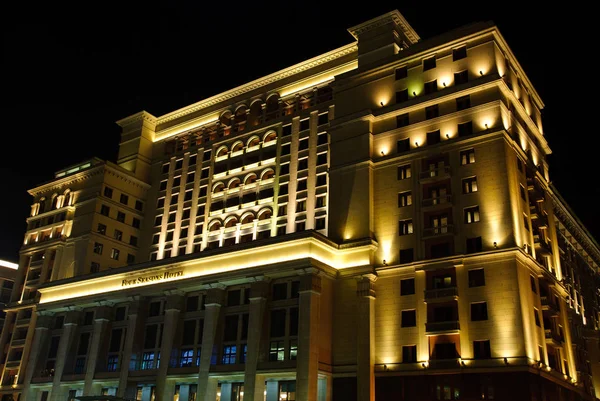 Four Seasons Hotel Moscow ночью — стоковое фото