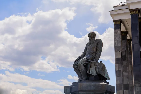 Monument à Fyodor Mikhaïlovitch Dostoïevski — Photo