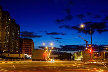 Hareketli araba bulanık ışıklar