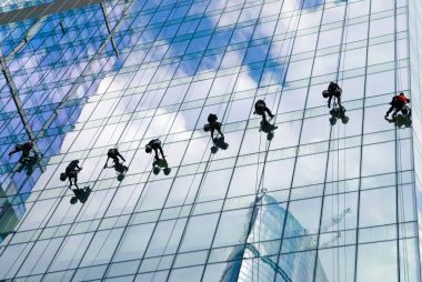 Windows ve duvarlar gökdelenin temizlik işçileri