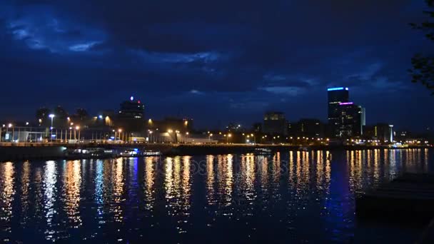 Vue de la rivière avec des reflets de lumières de la ville — Video