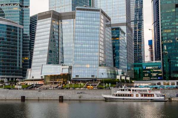 Touristenboot auf dem Fluss Moskva in der Nähe von Wolkenkratzern — Stockfoto