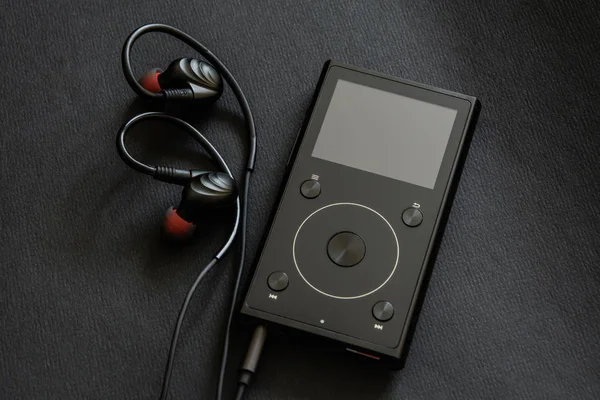 Moderner schwarzer HiFi-Audio-Player mit Kopfhörer — Stockfoto