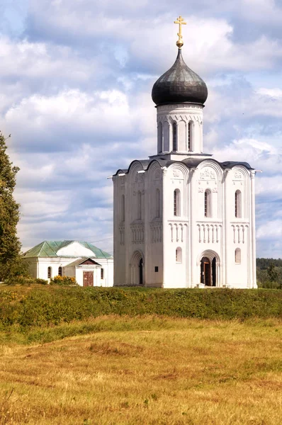 Iglesia en el Nerl Bogolyubovo — Foto de Stock