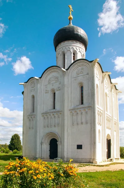 Iglesia en el Nerl — Foto de Stock