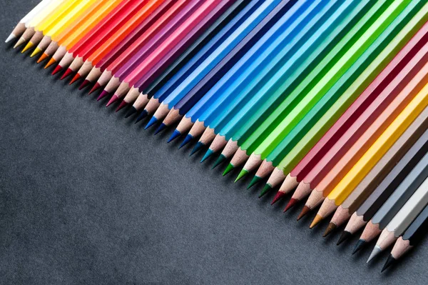 Набор цветных карандашей на темных — стоковое фото