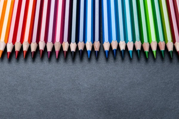 暗い背景に色鉛筆のセット — ストック写真