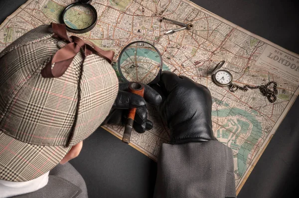 Detective and map of London — Stock Photo, Image