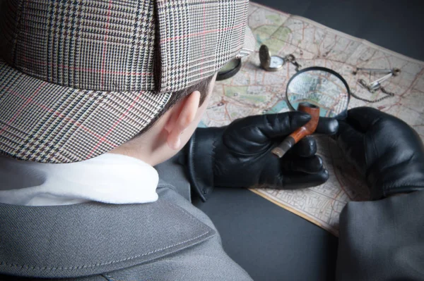 Detective with magnifying glass — Stock Photo, Image