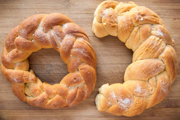 Gebakken deeg op houten achtergrond — Stockfoto