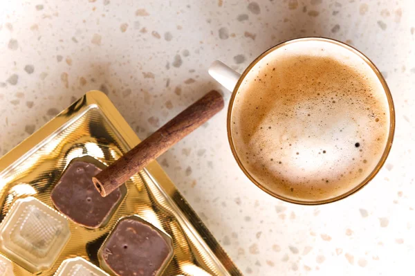 Чашка кави з шоколадом — стокове фото