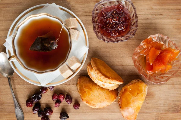 Pastel con taza de té y mermelada — Foto de Stock