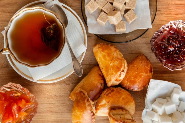 Taza de té con pastel — Foto de Stock