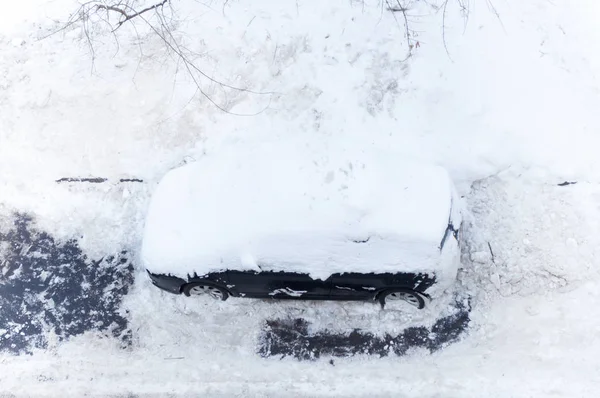 Sneeuw van de auto bedekt — Stockfoto
