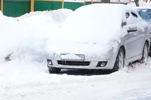 Auto unter dem Schnee — Stockfoto