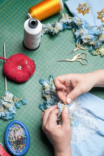 Mão feminina costurar com uma agulha — Fotografia de Stock