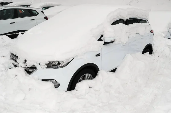 Bilen efter ett snöfall — Stockfoto