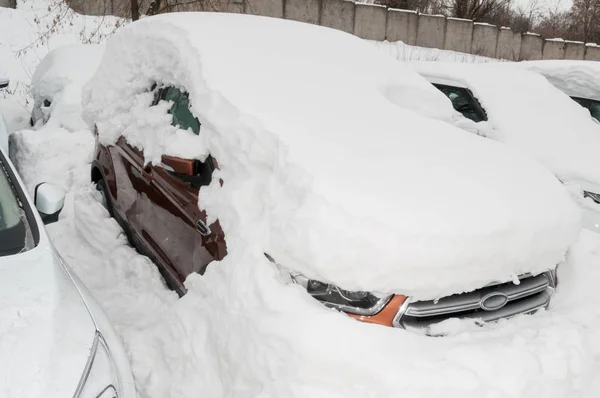 Verschneites Auto Stockbild