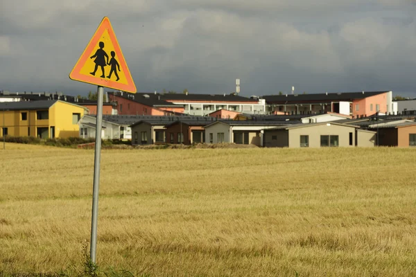 Verkeersbord waarschuwen kinderen in het dorp — Stockfoto