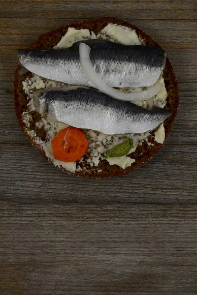 Arenque en rodajas sobre pan de centeno — Foto de Stock