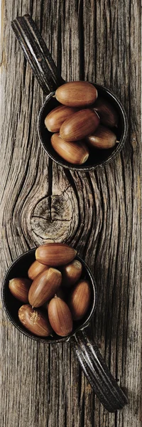 Стиглі жолуді на дерев'яному фоні, натюрморт — стокове фото