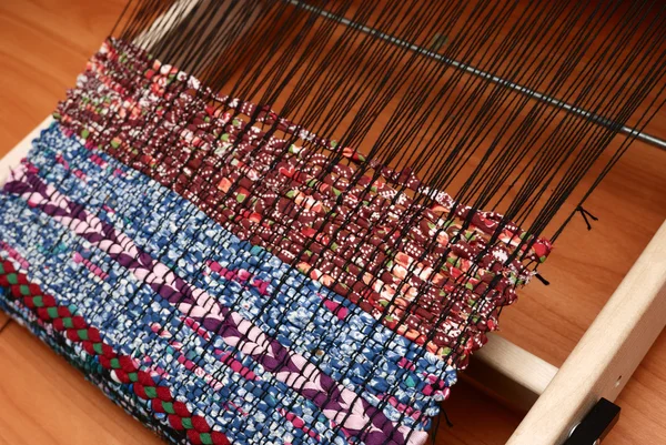 Loom and woven fabric, traditional pattern — Stock Photo, Image