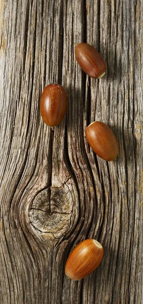Стиглі жолуді на дерев'яному фоні — стокове фото