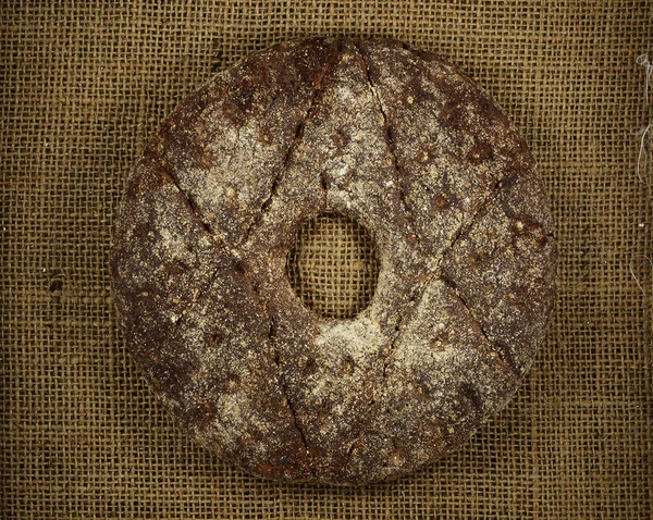 Finlandeză tradițională pâine cu raze rotunde pe pânză de sac — Fotografie, imagine de stoc