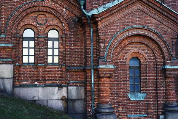 Antike Mauer aus Ziegelsteinen mit rundem falschen Bogen — Stockfoto