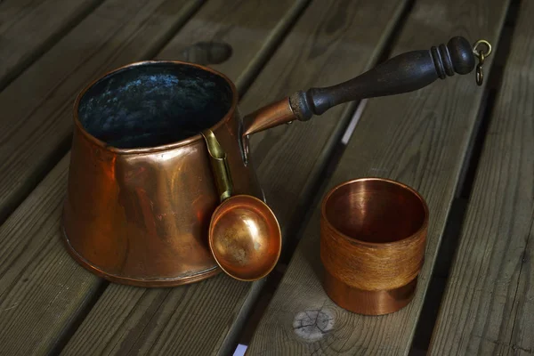 木製のテーブルに銅の調理器具コーヒーのセット — ストック写真