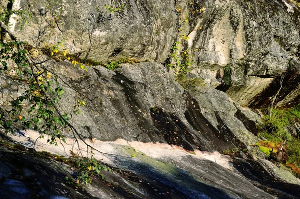 Rocas en Finlandia están cubiertas de musgo — Foto de Stock