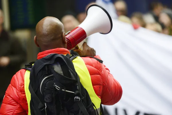 Un activista con megáfono sobre la acción de protesta —  Fotos de Stock