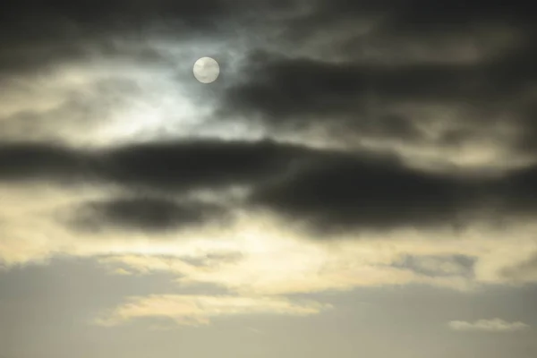 Düsterer Winterhimmel mit grauen Wolken — Stockfoto