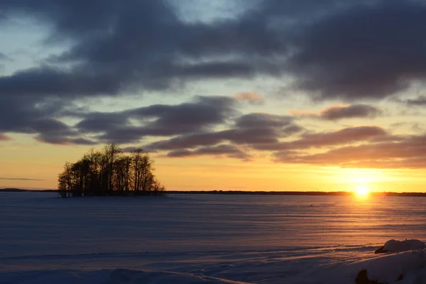 Puesta de sol en el lago en invierno, Finlandia — Foto de Stock