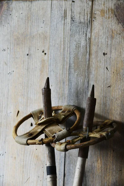 Staré retro Lyžařské hůlky, dřevěné pozadí — Stock fotografie