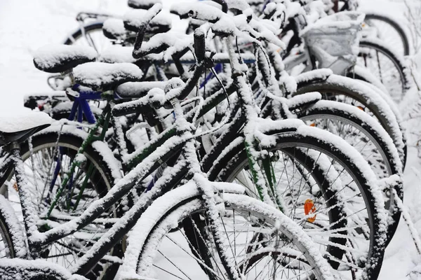 Fietsen bedekt met een deken van sneeuw, winter in finland — Stockfoto