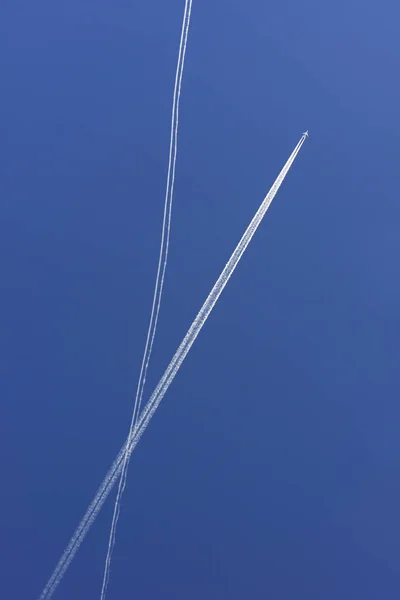 两架飞机在天空中的痕迹 — 图库照片