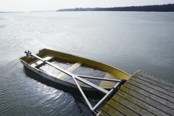 Um barco inundado com água no cais — Fotografia de Stock