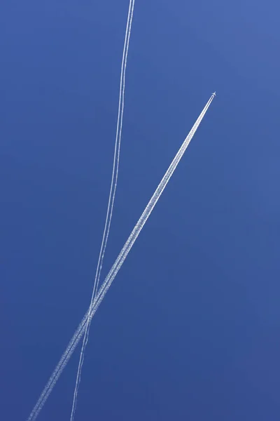 Sporen van twee vliegtuigen in de lucht — Stockfoto