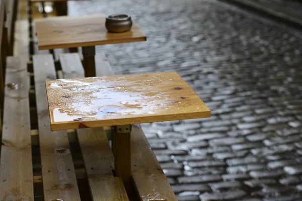 雨の中で空のコーヒー テーブル — ストック写真