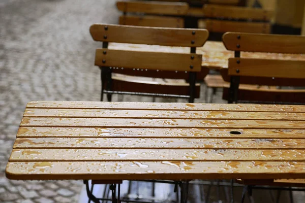 Tables basses vides sous la pluie — Photo