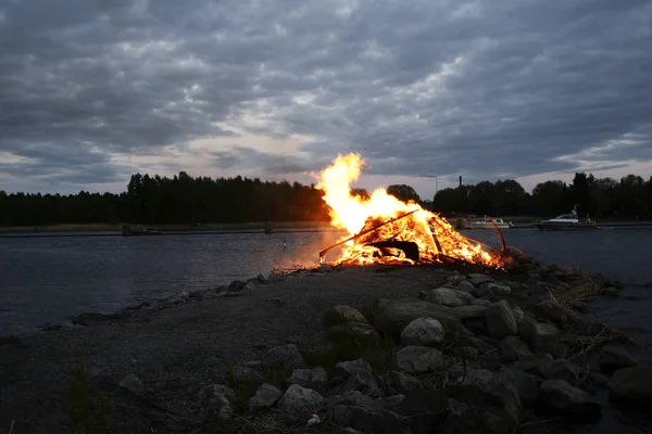 Traditional bonfire on the summer solstice on the shore of the l — Stock Photo, Image