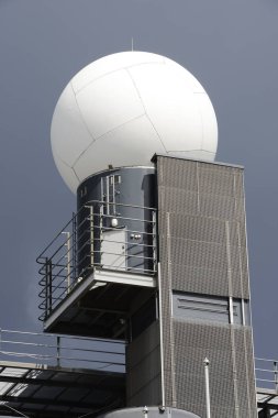 karanlık bir gökyüzü arka plan üzerinde meteoroloji istasyonu