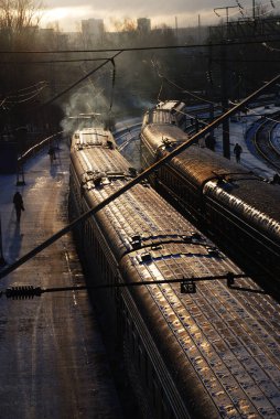 Tren İstasyonu ve kışın vagonlar